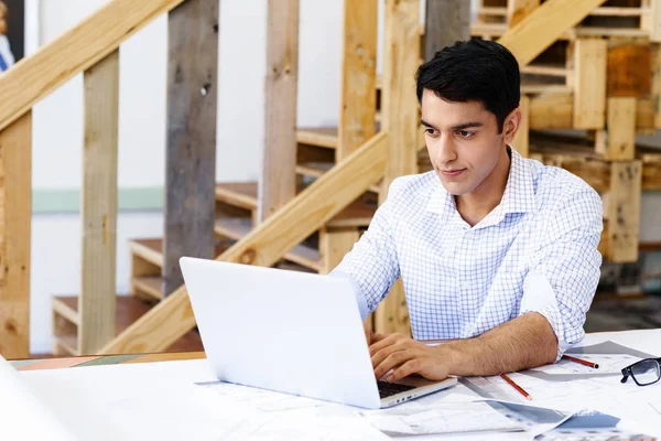 Joven arquitecto en oficina — Foto de Stock