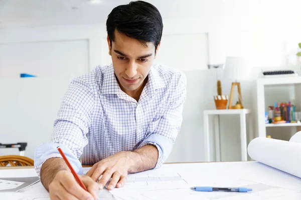 Ung man arkitekt i office — Stockfoto