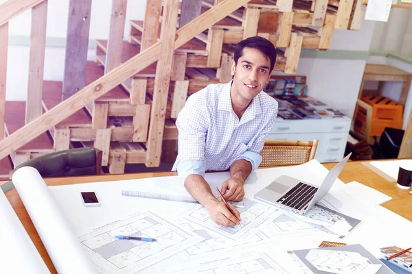 Mladý muž architekt v kanceláři — Stock fotografie