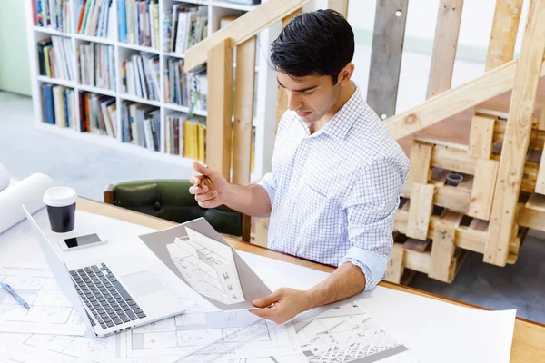 Joven arquitecto en oficina — Foto de Stock