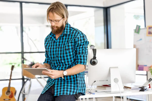 Junger Mann arbeitet im Büro — Stockfoto