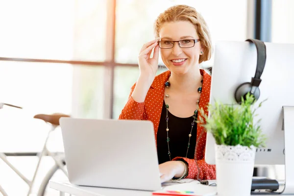 Junge Frau im Amt — Stockfoto