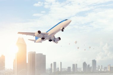 Uçak gün gökyüzünde. Karışık teknik