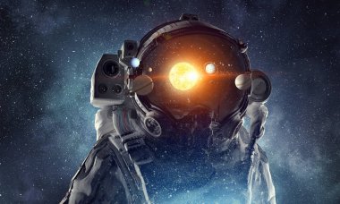 Astronot uzayda. Karışık teknik