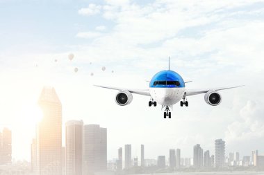 Uçak gün gökyüzünde. Karışık teknik