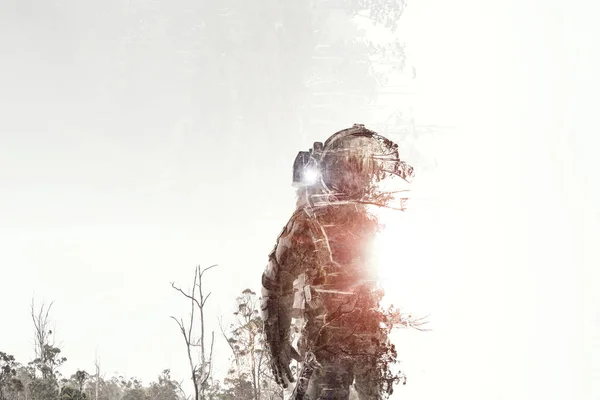 Astronaute dans la forêt — Photo