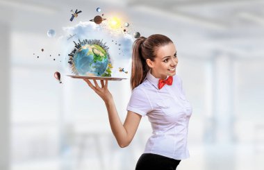 Kadın sunan inşaat modeli. Karışık teknik