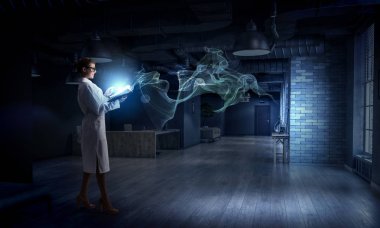 Bilim adamı kadın araştırma yapıyor. Karışık teknik