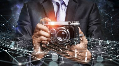 Elinde kamera olan adam