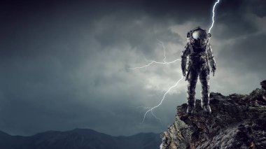 Astronot uzay giysisi içinde