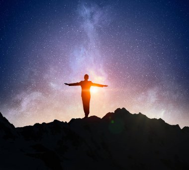 Yıldızlı gökyüzü karşı iş adamı. Karışık teknik