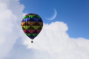 Bulutların üzerinde uçan aerostat