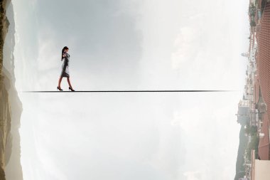 O blindfolded yürüyor