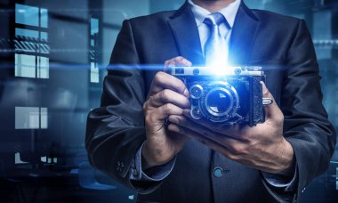 İşadamı alarak fotoğraf ile vintage fotoğraf makinesi