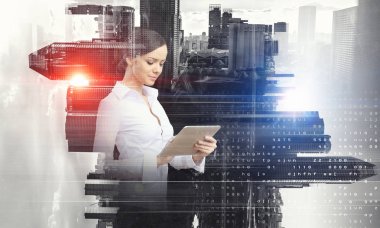 Tablet üzerinde çalışan çekici iş kadını