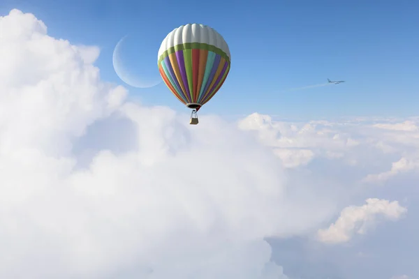 Aerostat che vola sopra le nuvole — Foto Stock