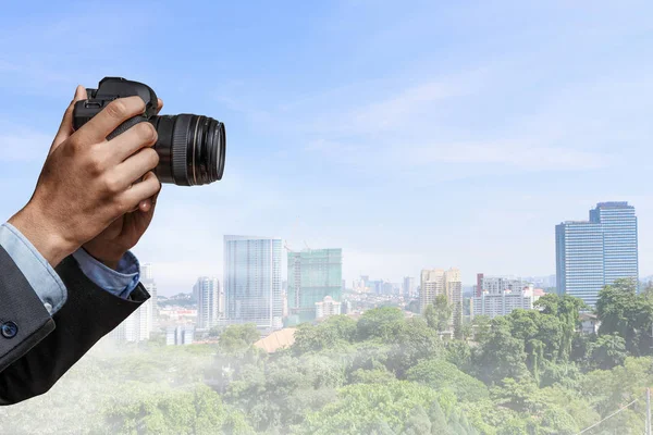 Hombre con cámara en las manos —  Fotos de Stock