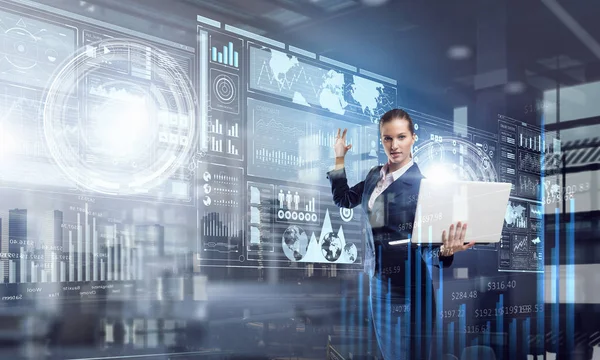 Dizüstü elinde olan kadın. Karışık teknik