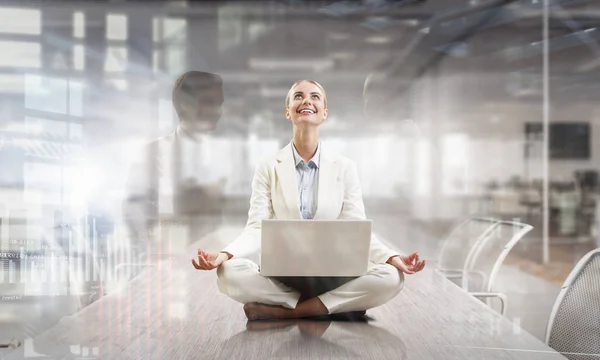 Cerco di concentrarmi sulla positivita '. Mezzi misti — Foto Stock