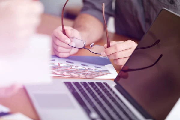 Bureau en handen close-up — Stockfoto