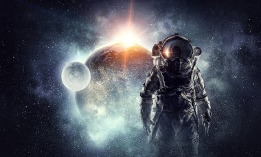 Astronot uzayda. Karışık teknik