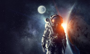 Astronot uzayda. Karışık teknik