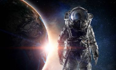 Astronot uzayda. Karışık teknik