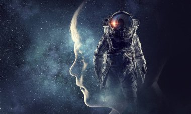 Astronot uzayda. Karışık teknik