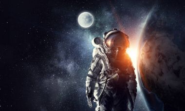 Astronot uzayda. Karışık teknik