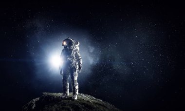 Astronot uzayda. Karışık teknik