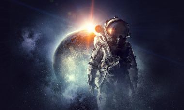 Astronot uzayda. Karışık teknik