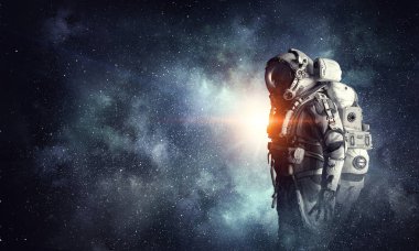 Astronot uzayda. Karışık teknik