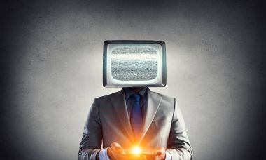 Tv adamla baş yerine. Karışık teknik