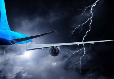 Fırtınalı gökte uçan uçak. Karışık teknik