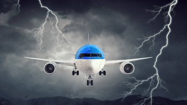 Gece gökyüzünde uçak. Karışık teknik