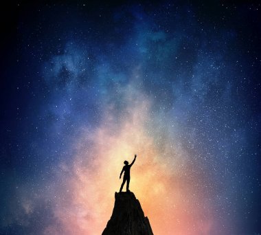 Yıldızlı gökyüzü karşı iş adamı. Karışık teknik