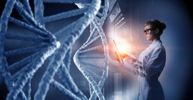 Tablet pc kullanan bilim adamı kadın. Karışık teknik