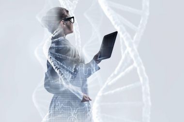 Tablet pc kullanan bilim adamı kadın. Karışık teknik