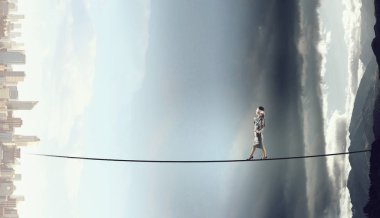 O blindfolded yürüyor