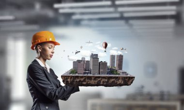 Kadın sunan inşaat modeli