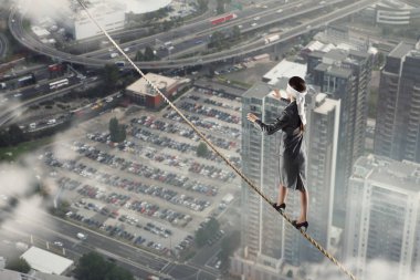 O blindfolded yürüyor