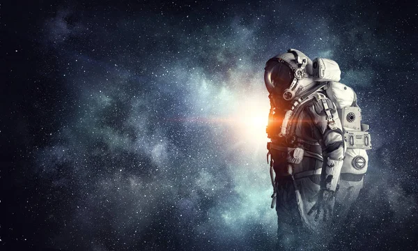 Kosmonaut ve vesmíru. Kombinovaná technika — Stock fotografie