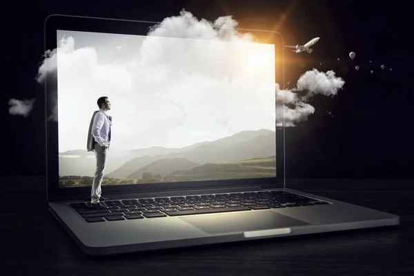 Man op enorme laptop — Stockfoto
