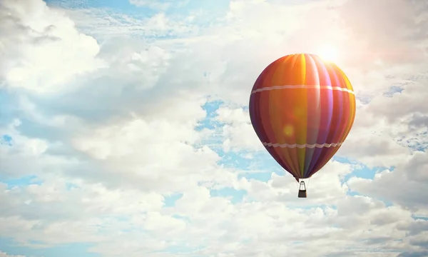 Aérostat volant au-dessus des nuages — Photo