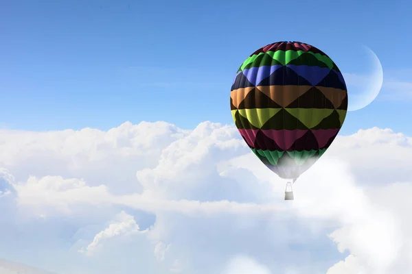 Аеростат, що летить над хмарами — стокове фото