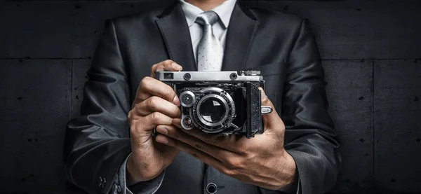 Человек с камерой в руках — стоковое фото