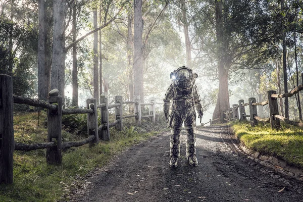 Astronaute dans la forêt — Photo