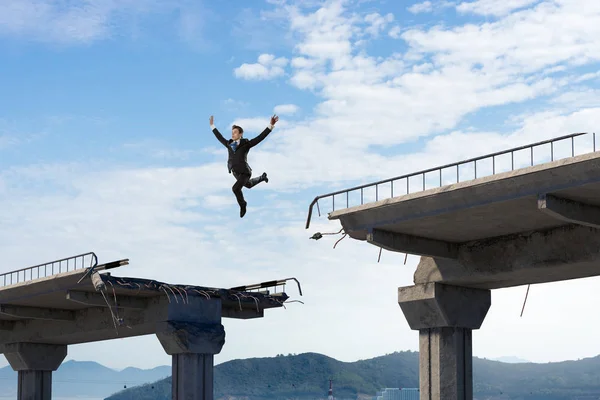 Concepto empresarial de hombre de negocios superar los problemas — Foto de Stock