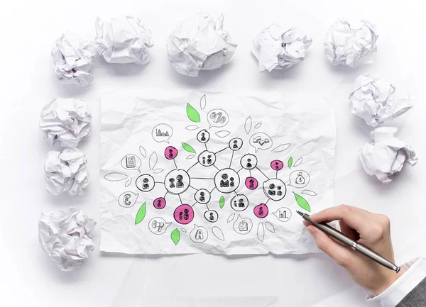 Frau skizziert Ideen auf Papierbogen — Stockfoto