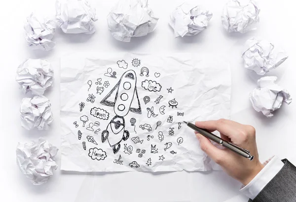 Frau skizziert Ideen auf Papierbogen — Stockfoto
